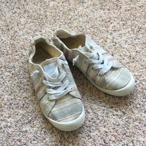 -roxy slip on tie shoes!